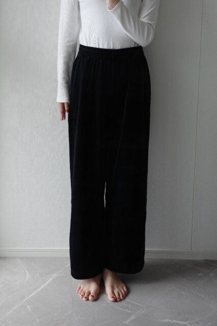 ユニクロ　ソフトベロアイージーパンツ　BLACK　Mサイズ着用