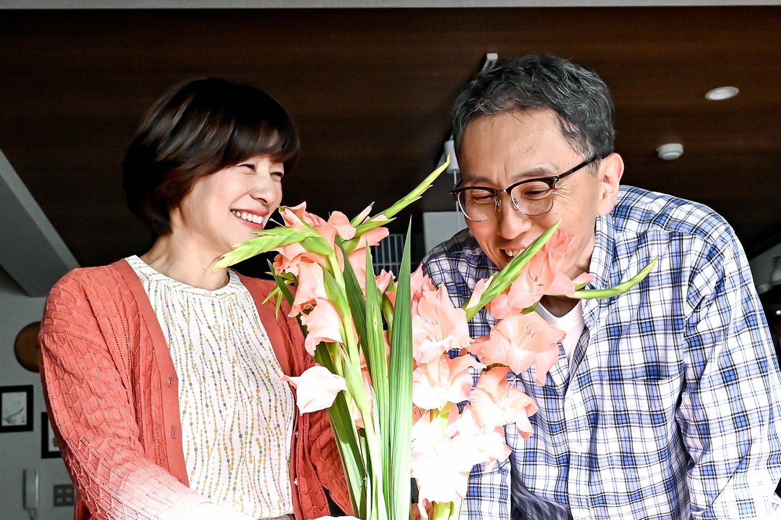 八木亜希子、松重豊／「持続可能な恋ですか？～父と娘の結婚行進曲～」第5話より（C）TBS