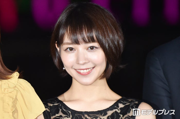 吉谷彩子、愛犬を膝抱っこした母の姿公開「優しい雰囲気が素敵」「最高の癒しショット」と反響