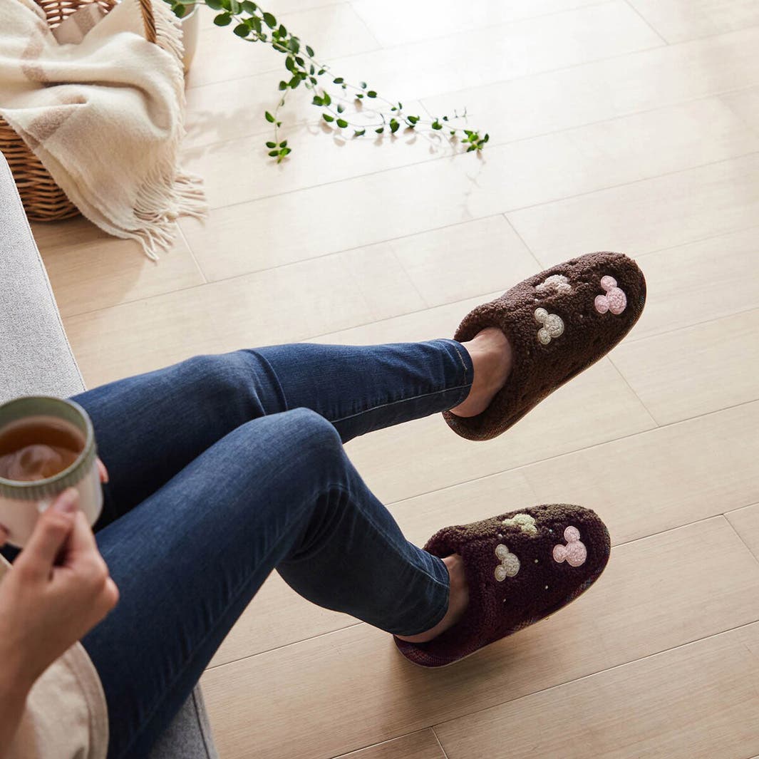 足首まであったかな脱ぎ履きしやすいもこもこボアスリッパ(選べるキャラクター)/ミッキーモチーフ(チョコレート)/¥1,790(税込)(C)Disney
