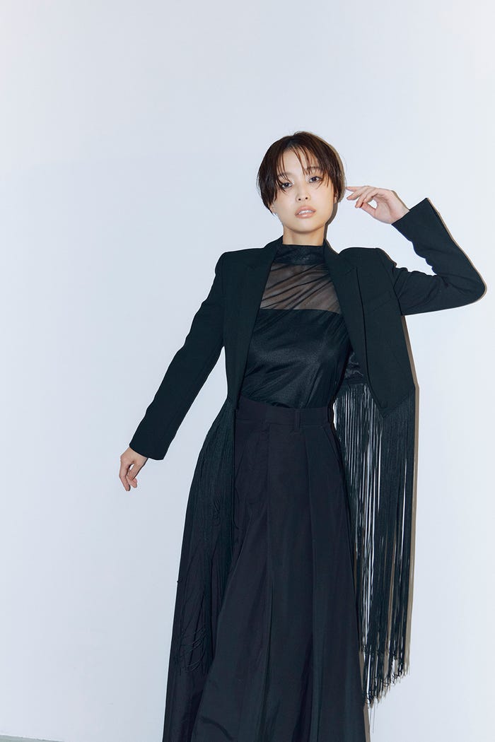 渡邊渚最新ビジュアル撮影:(C)RIKKI UENO/ヘアメイク:辻村 友貴恵(ende)/スタイリスト:津野真吾(impiger)