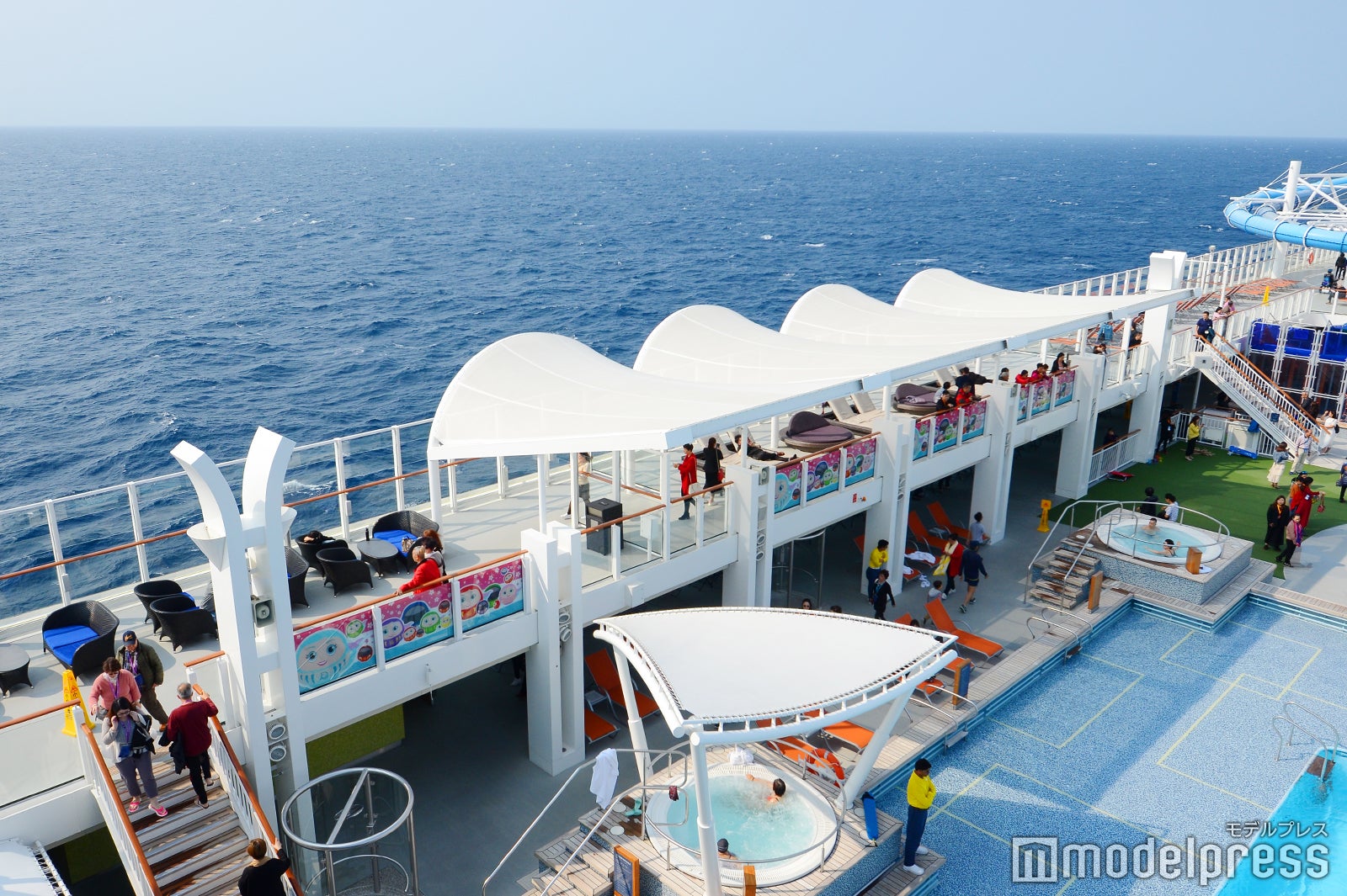 メインデッキの屋外プール（C）モデルプレス