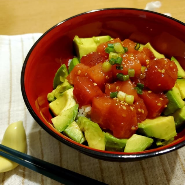 カルディ サラダの旨たれを使ったまぐろアボカドピリ辛ユッケ丼