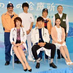 (前列左から)藤原紀香、松田翔太、武井咲(後列左から)植野行雄(デニス)、福士蒼汰、寺島進、荒川良々