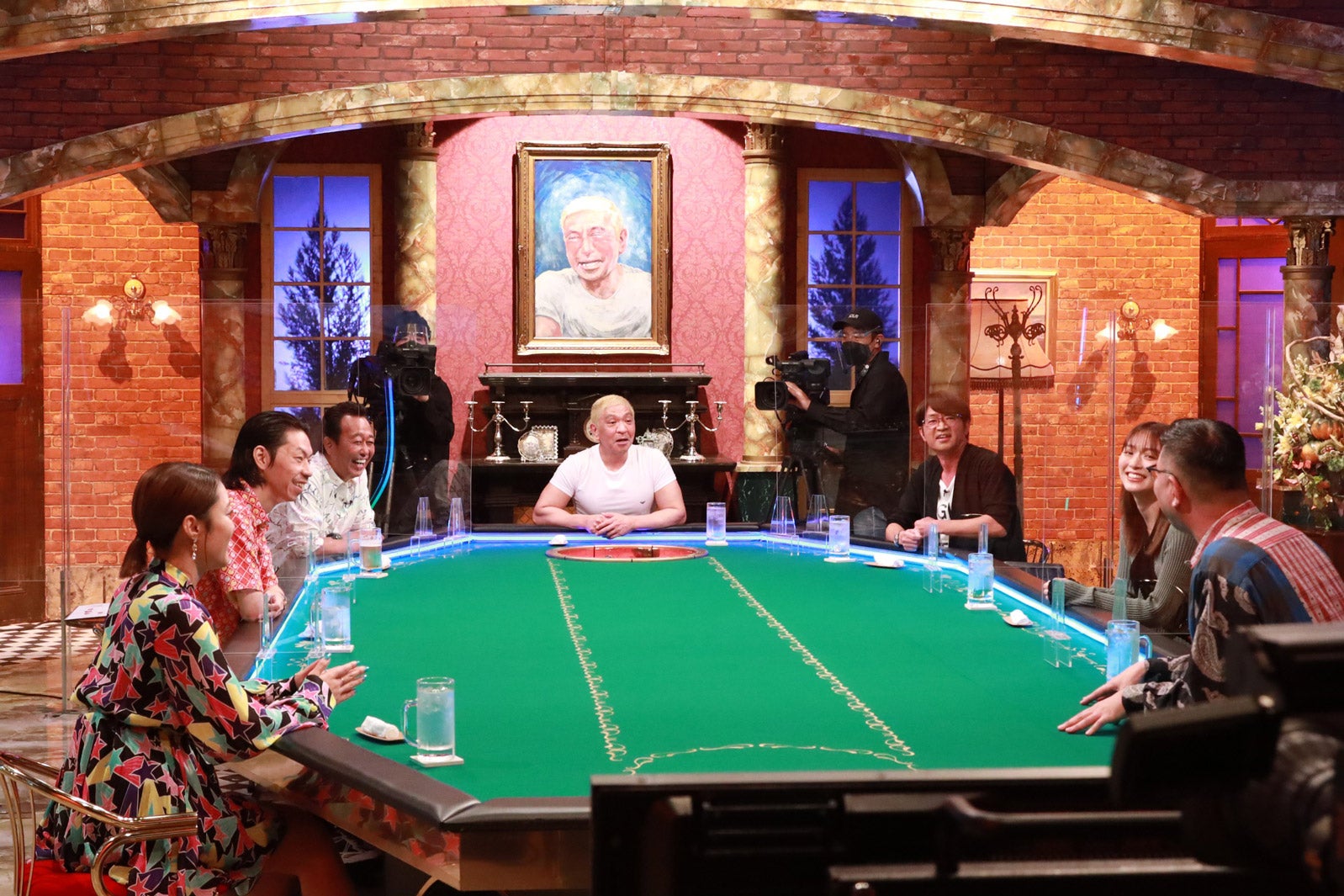 （左手前から時計回りに）王林、呂布カルマ、三村マサカズ、松本人志、大竹一樹、内田理央、長谷川忍（C）フジテレビ