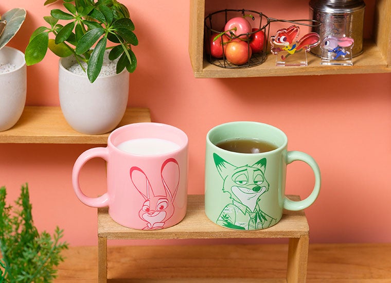 ホットドリンクとセットで購入できるマグカップ(ジュディ/ニック)税込各2,200円(C)Disney