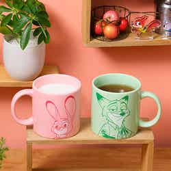 ホットドリンクとセットで購入できるマグカップ(ジュディ/ニック)税込各2,200円(C)Disney
