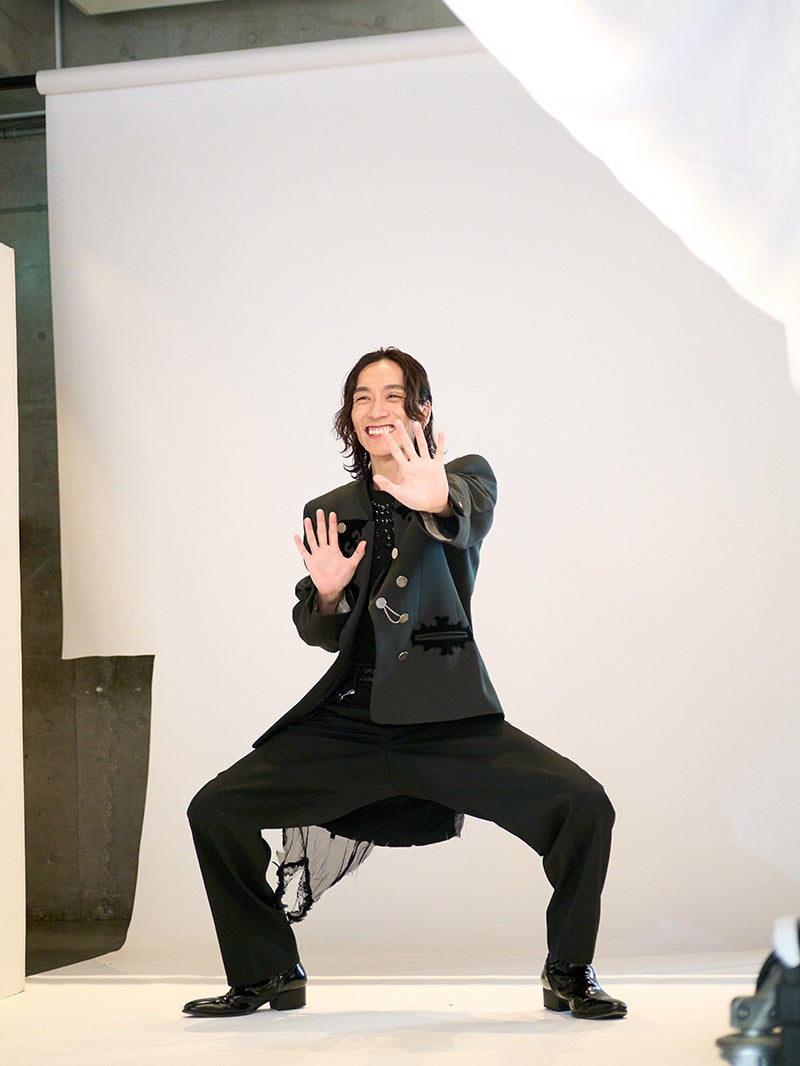 グッズ撮影でどすこいポーズを決める平間壮一／モデルプレス独占カット（提供写真）