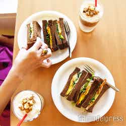 “萌え断”サンドイッチとポップコーンラテがお洒落さを演出(C)モデルプレス