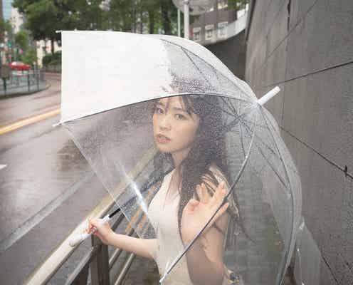 乃木坂46渡辺みり愛、傘越しに見つめる瞳がエモい 思い出の地“乃木坂”で撮影<消極的な華やかさ>