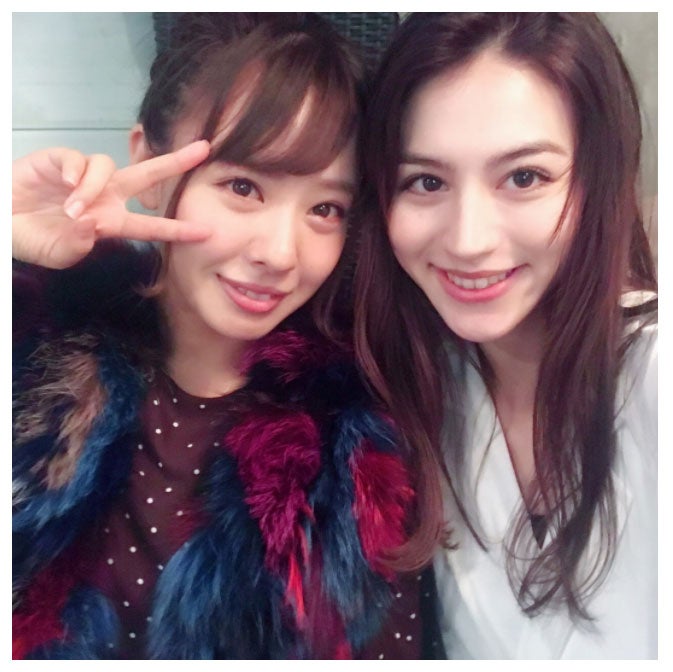 仲良く寄り添う山田菜々とジェイミー夏樹／山田菜々オフィシャルブログ（Ameba）より