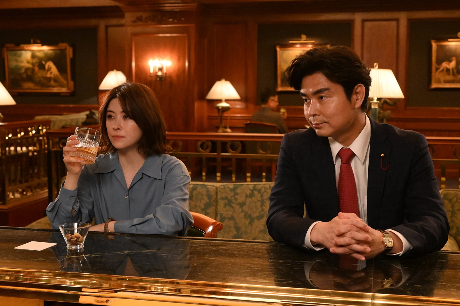 宮澤エマ、小澤征悦「罠の戦争」第9話より（C）カンテレ