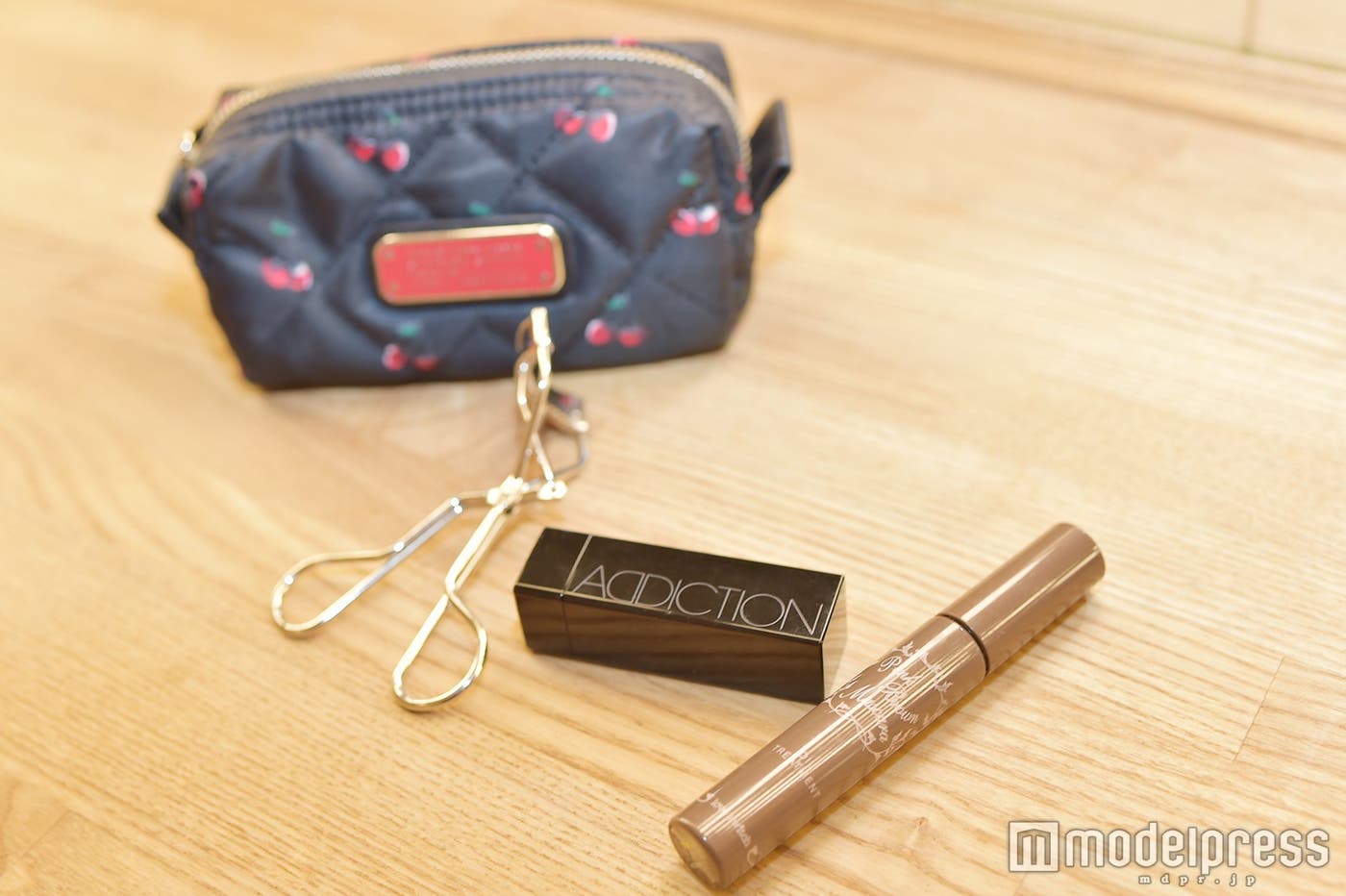 メイクポーチの中身を公開(C)モデルプレス