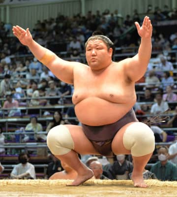 元十両の紫雷が引退、額からの流血、理論的な相撲で奮闘も力尽きる