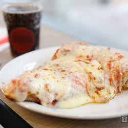 厚さ約2センチというボリュームたっぷりのピザ/画像提供:J-World Diner