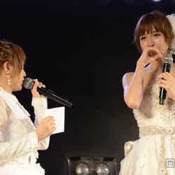 (左から)高橋みなみ、篠田麻里子(C)AKS