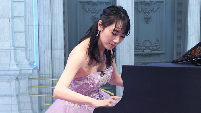 ピアノ対決する松井咲子 (C)フジテレビ