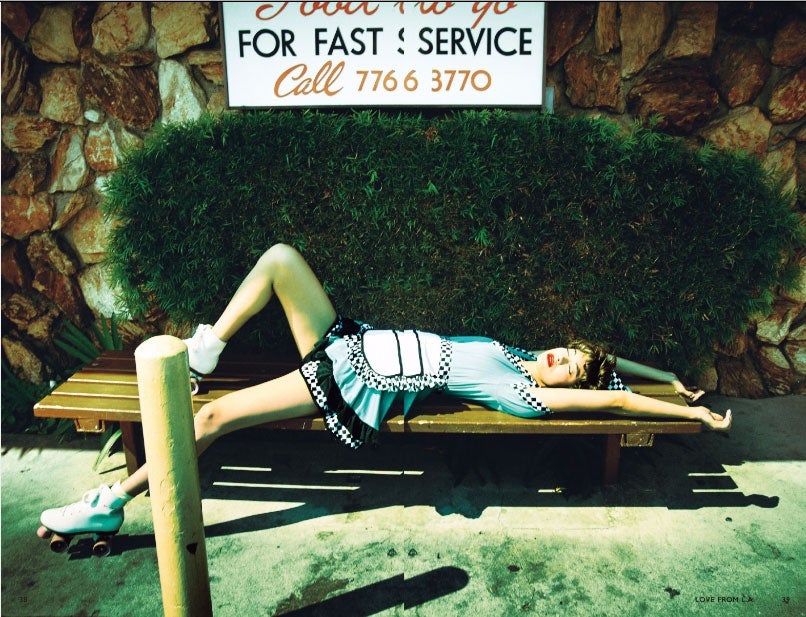 森星、“ミニスカ”ウェイトレスでお昼寝　スレンダー美脚全開のレトロファッション披露