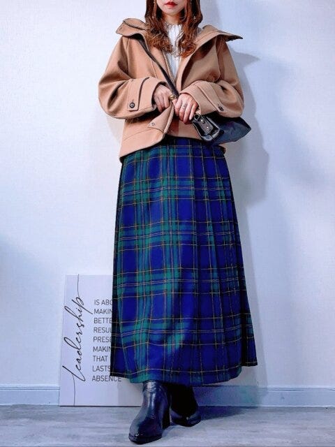 GUコージーメルトンショートフーディコートとフレアスカートコーデ