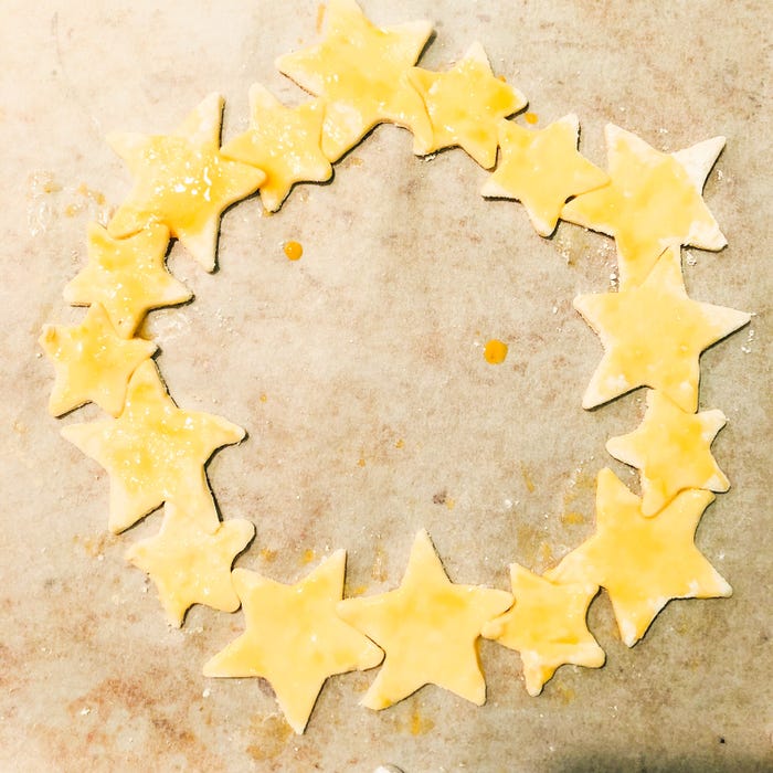 手順1:大小の星型を使いくり抜く/画像提供:柏原歩