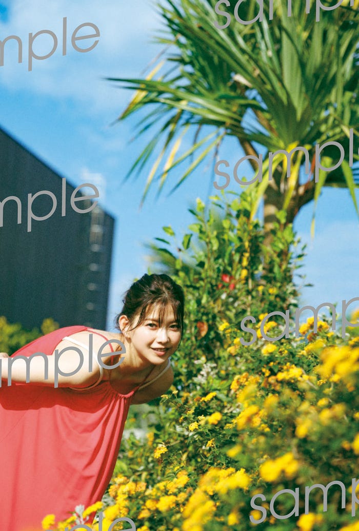 渡邉理佐 卒業メモリアルブック「抱きしめたくなる瞬間」タワーレコード限定ポストカード(C)柴田フミコ/集英社