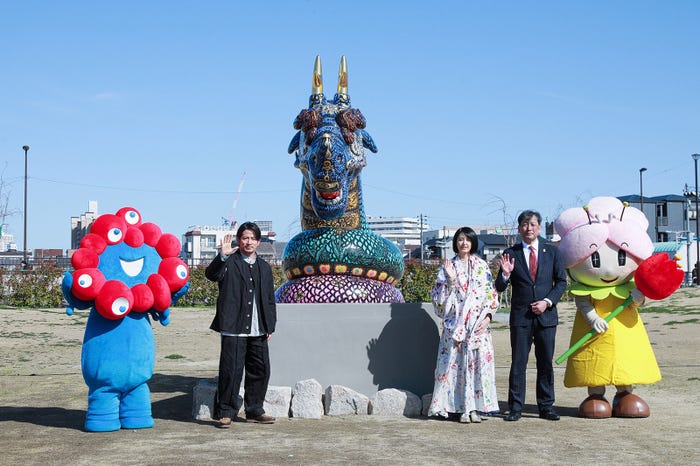 (左から)ミャクミャク、岡田准一、小松美羽、高橋英樹此花区長、このはちゃん(提供写真)