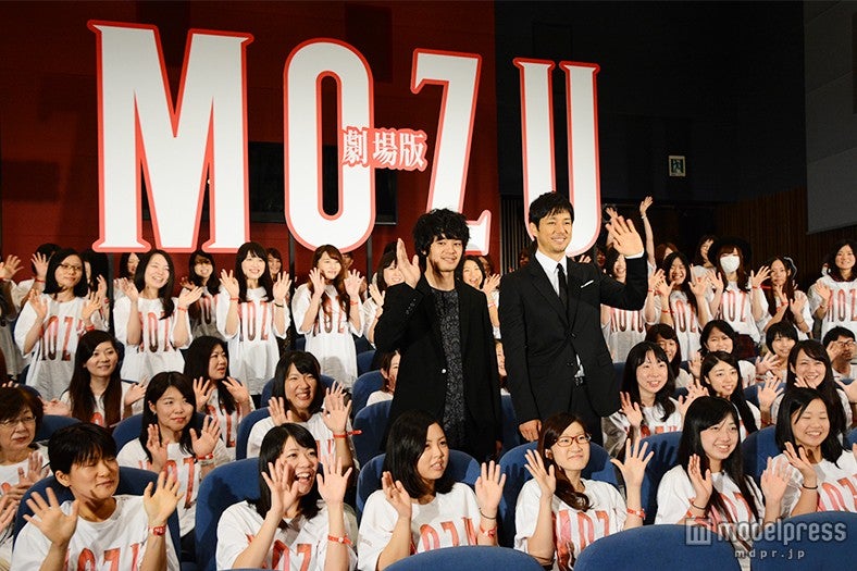 ファンに囲まれる池松壮亮、西島秀俊（右）