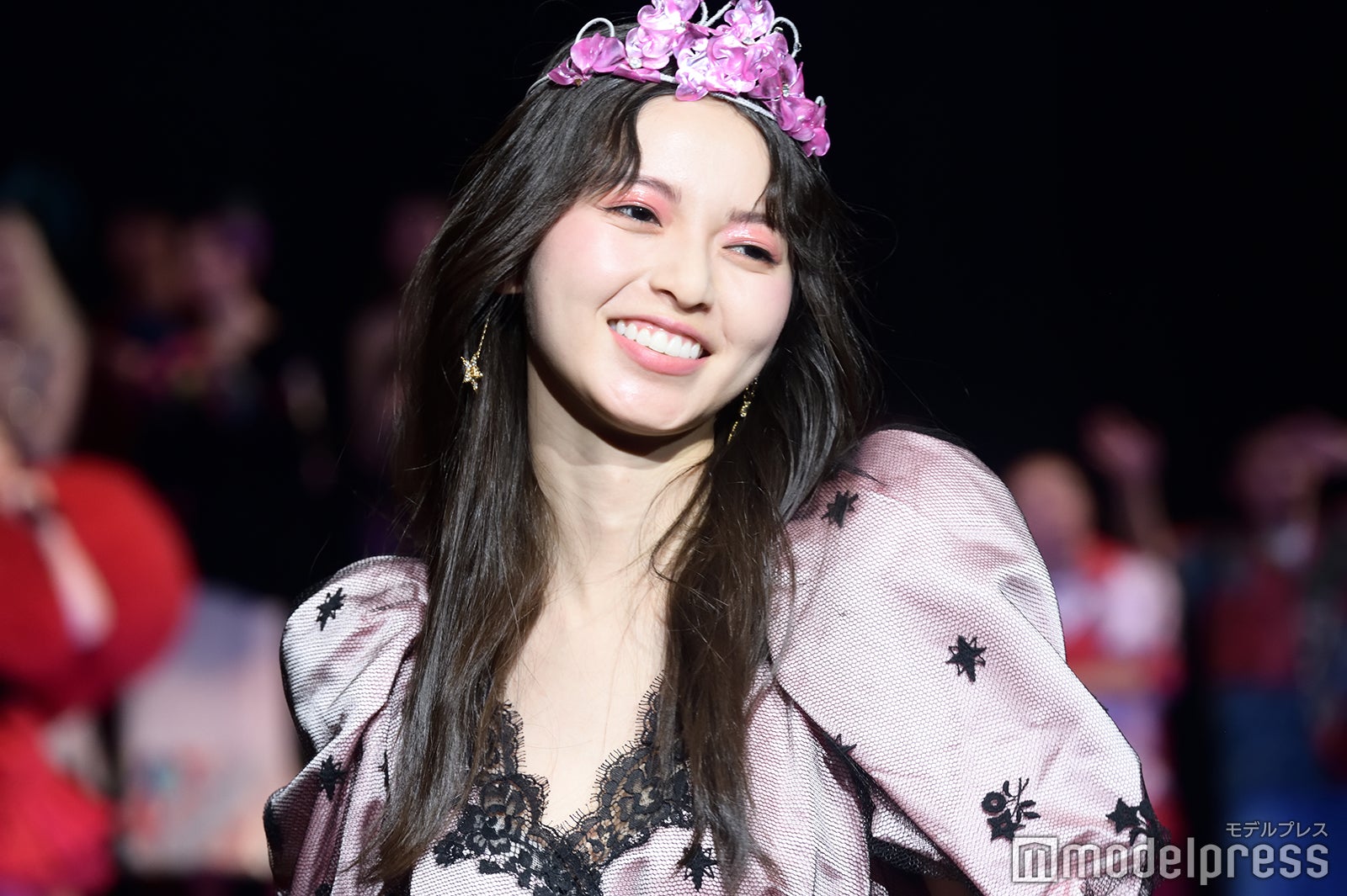 乃木坂46齋藤飛鳥、スラリ美脚が眩しい 華やか装いで魅了