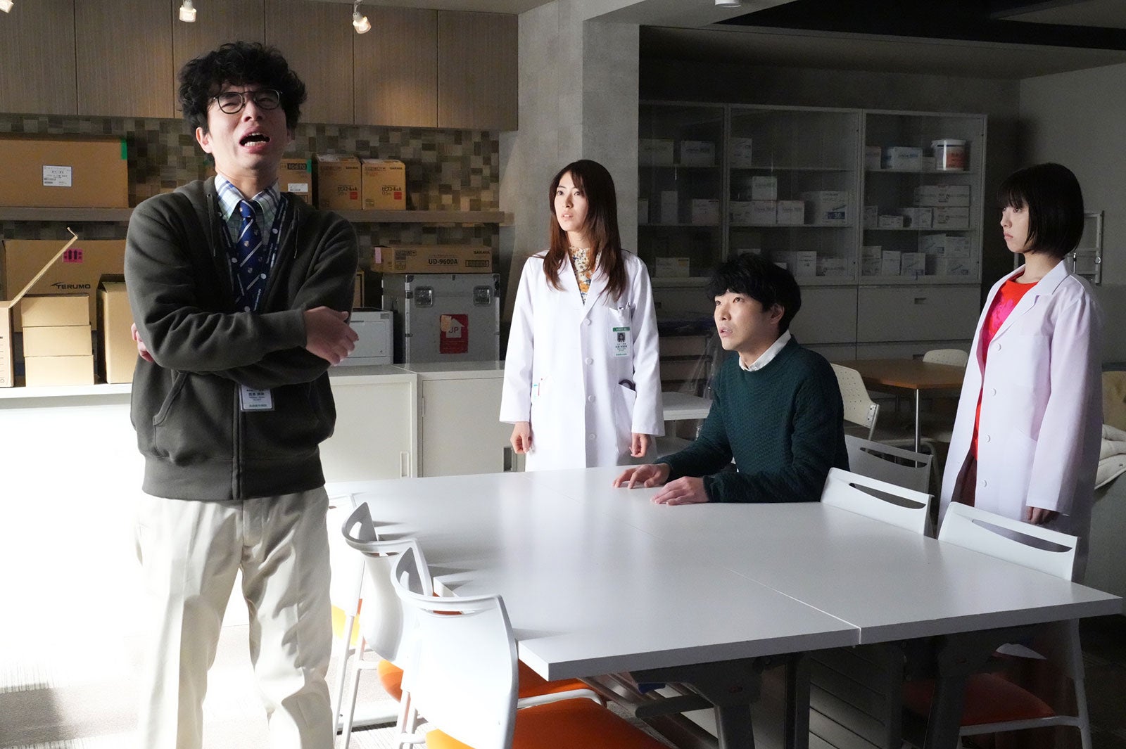 片桐仁、瀧本美織、柄本佑、浜辺美波／「ドクターホワイト」第2話より（C）カンテレ