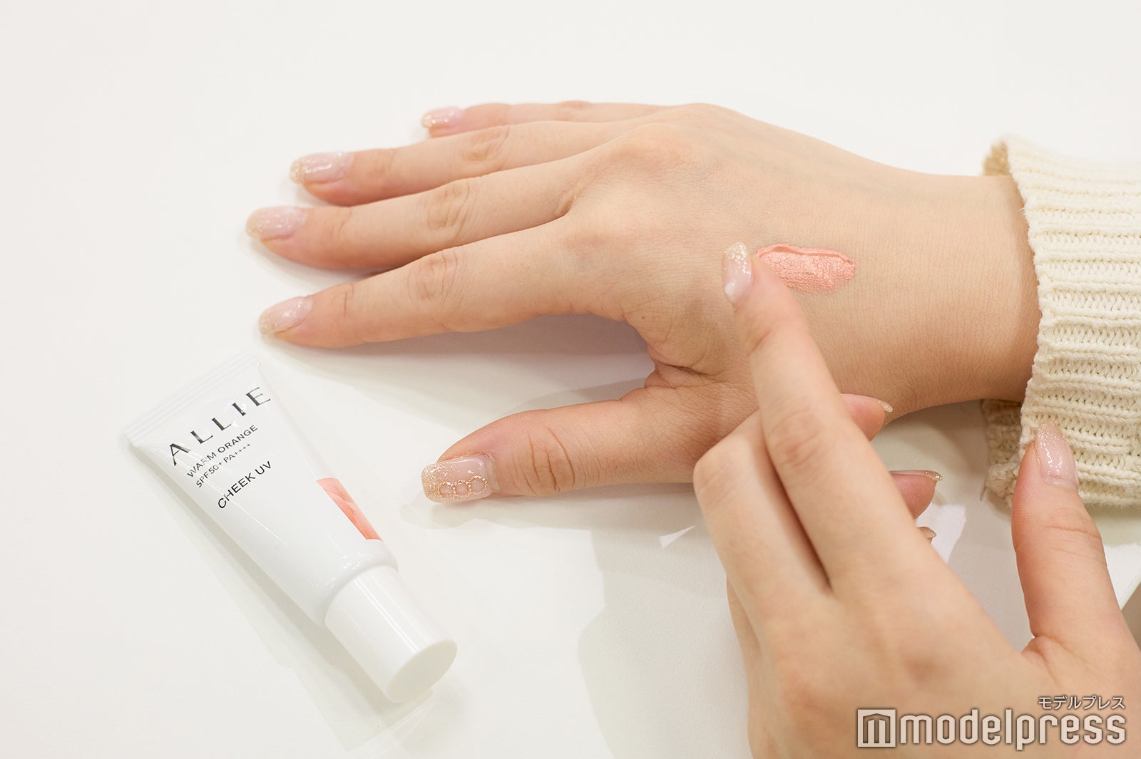 日やけ止めやチークUVをお試し（C）モデルプレス