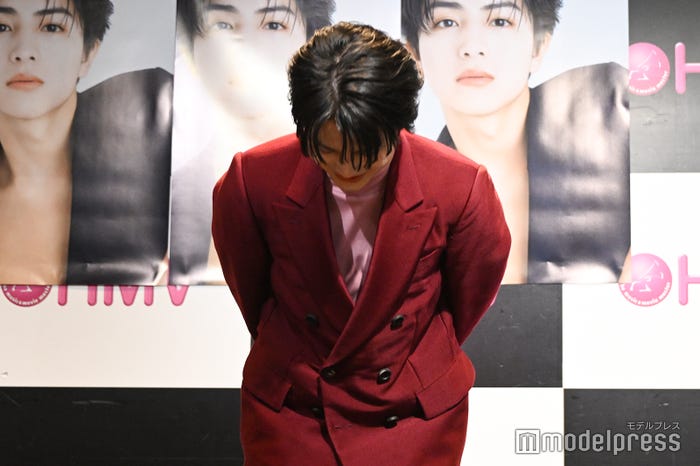 可愛いバージョンのお気に入りカットポーズ再現後にお辞儀で締める柏木悠(C)モデルプレス