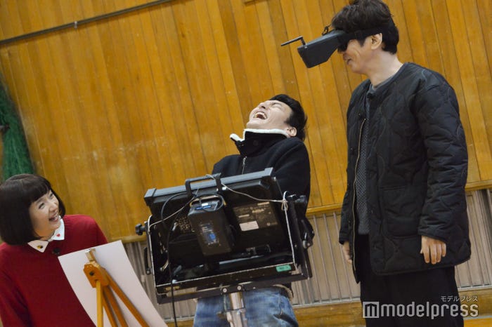 ユースケの暴走に大笑いの草なぎ剛 (C)モデルプレス