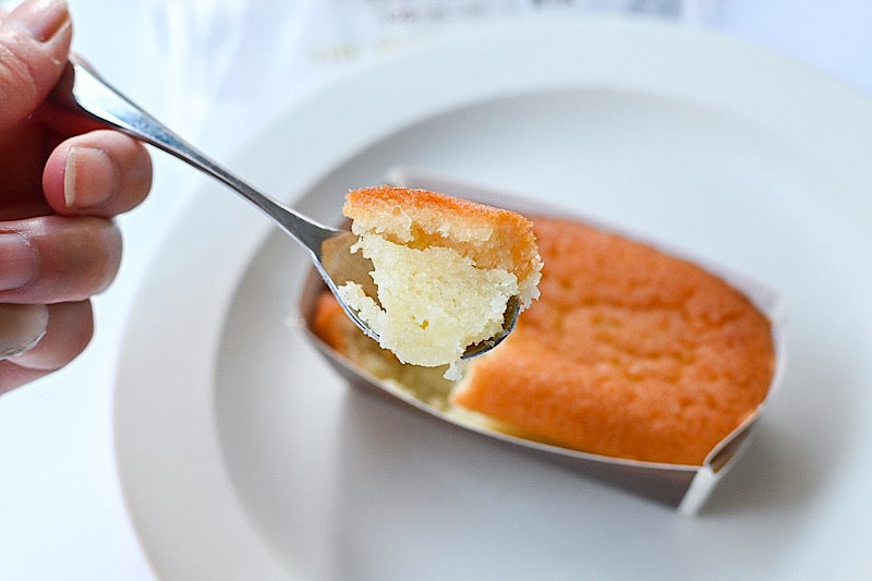 セブンイレブンの生食感フィナンシェをスプーンですくっているところ