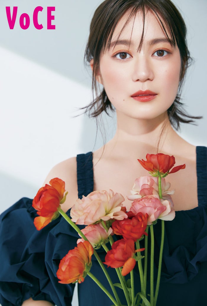 生田絵梨花、美デコルテ輝くドレス姿 華やかな“春のお花メイク”披露