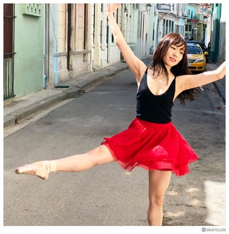 須田亜香里、美谷間チラ見せ色っぽ“バレリーナ”姿に絶賛の声