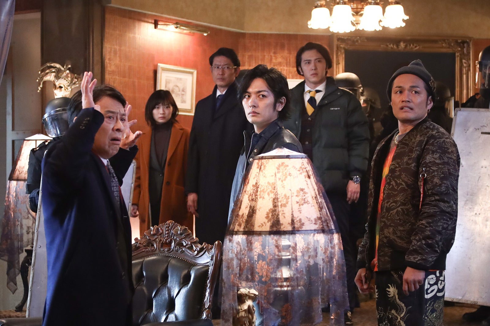 （手前左から）金田明夫、久保田悠来、阿部亮平（奥左から）伊藤沙莉、筒井道隆、尾上松也／「ミステリと言う勿れ」第3話より（C）田村由美／小学館 （C）フジテレビジョン