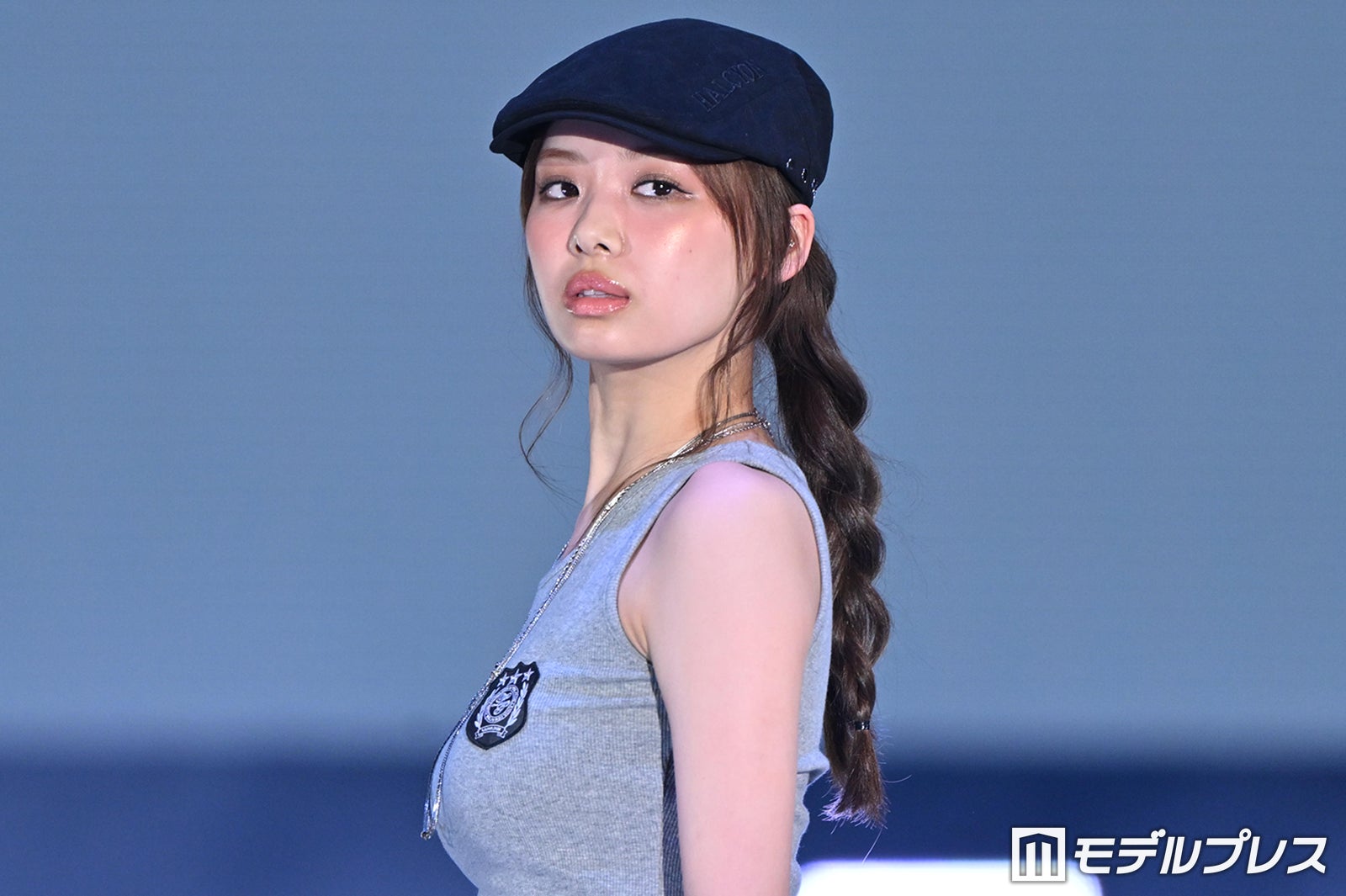 元日向坂46濱岸ひより、ノースリーブでヘルシー肌見せ クールな姿に「爆イケすぎ」「雰囲気違くてびっくり」の声【ガルアワ2026SS】