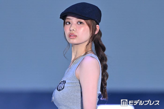 元日向坂46濱岸ひより、ノースリーブでヘルシー肌見せ クールな姿に「爆イケすぎ」「雰囲気違くてびっくり」の声【ガルアワ2026SS】
