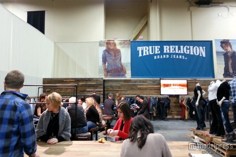 大規模ブースで展開された「TRUE RELIGION」(「MAGIC」2013S/Sにて)