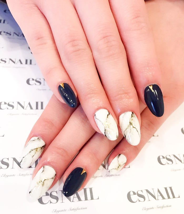 大人クールな大理石柄/画像提供:esNAIL