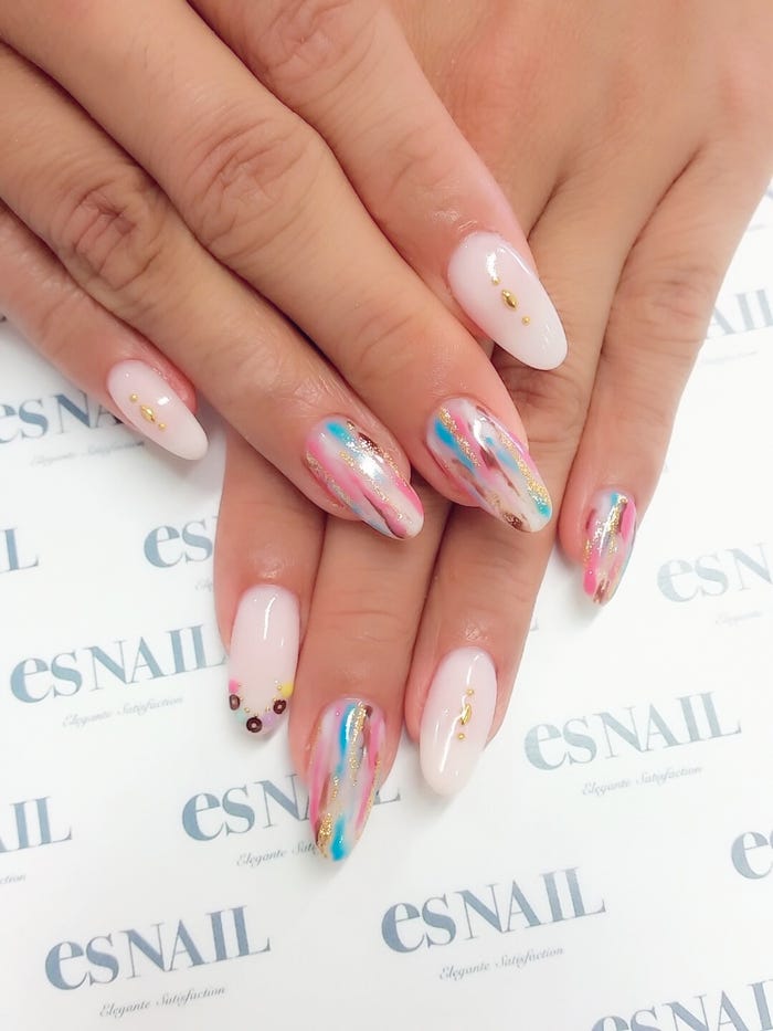 大人のマルチカラーネイルはエスニックで魅せる(画像提供:esNAIL)