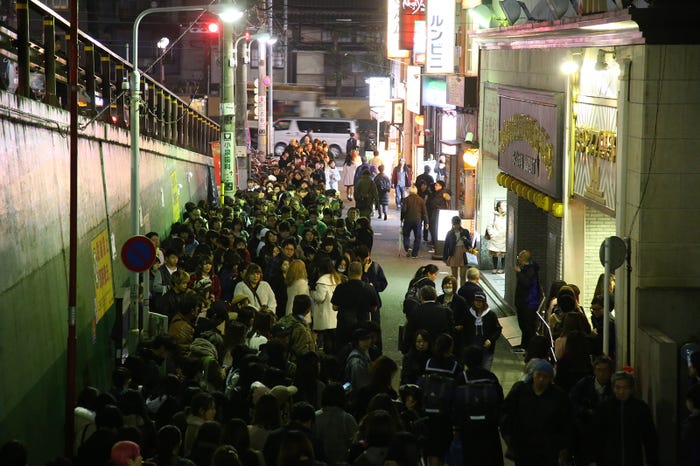 ファンが殺到する会場前(画像提供:よしもとクリエイティブ・エージェンシー)