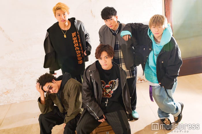 THE RAMPAGE from EXILE TRIBE(前列左から)与那嶺瑠唯、川村壱馬 (後列左から)武知海青、長谷川慎、山本彰吾のインタビューもチェック(C)モデルプレス