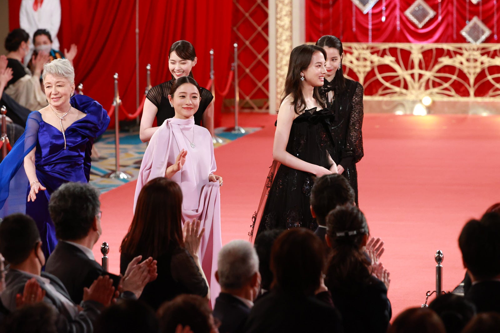 草笛光子、石原さとみ、西野七瀬、清原果耶、広瀬すず（C）東京写真記者協会