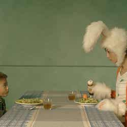 佐々木希、CM「お母さんはウサギ」篇より