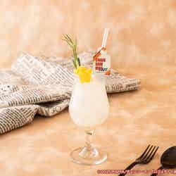 【天使の悪魔】ピーチホワイトドリンク 税込990円(C)2025 MAPPA/チェンソーマンプロジェクト (C)藤本タツキ/集英社