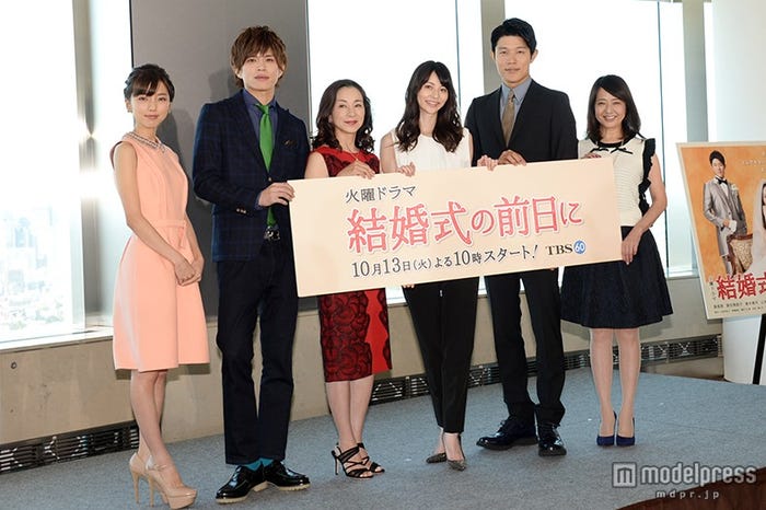 10月8日に行われたドラマ『結婚式の前日に』制作発表会(左から)真野恵里菜、山本裕典、原田美枝子、香里奈、鈴木亮平、美保純
