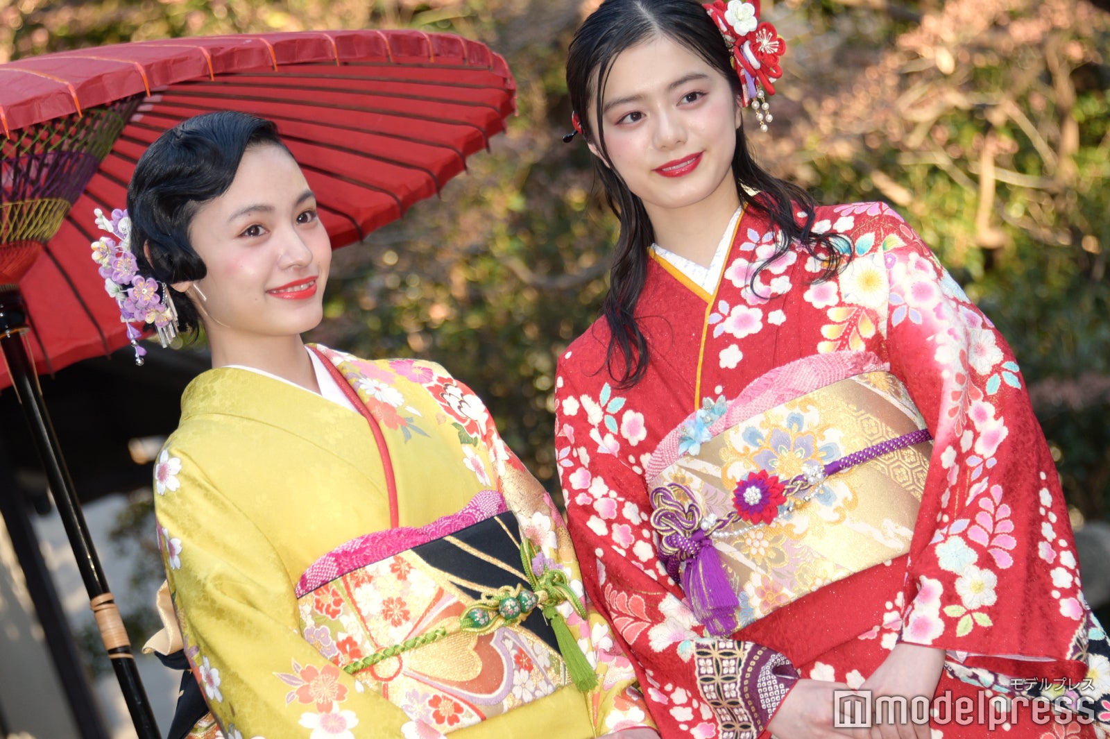 （左から）大谷凜香、紺野彩夏（C）モデルプレス