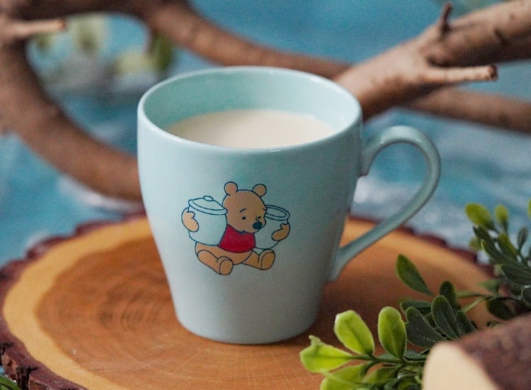 【ホット】はちみつミルクラテ税込869円（C）Disney．Based on the “Winnie the Pooh” works by A．A． Milne and E．H．Shepard．