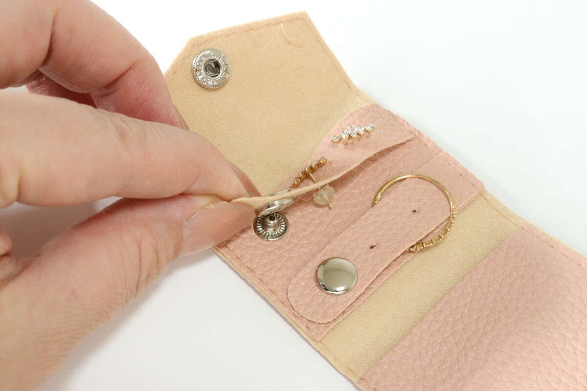 セリア アクセサリー用持ち運びケース セリアのアクセサリー用持ち運びケースにアクセサリーを収納する